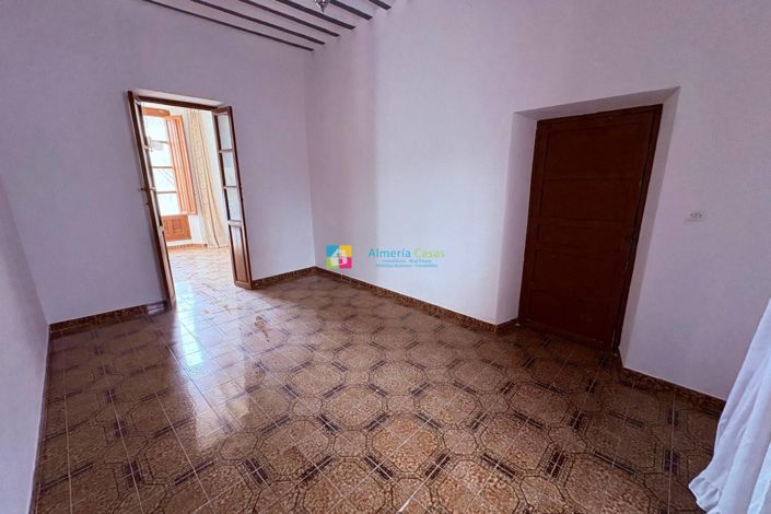 Image No.20-6 Bed Townhouse for sale