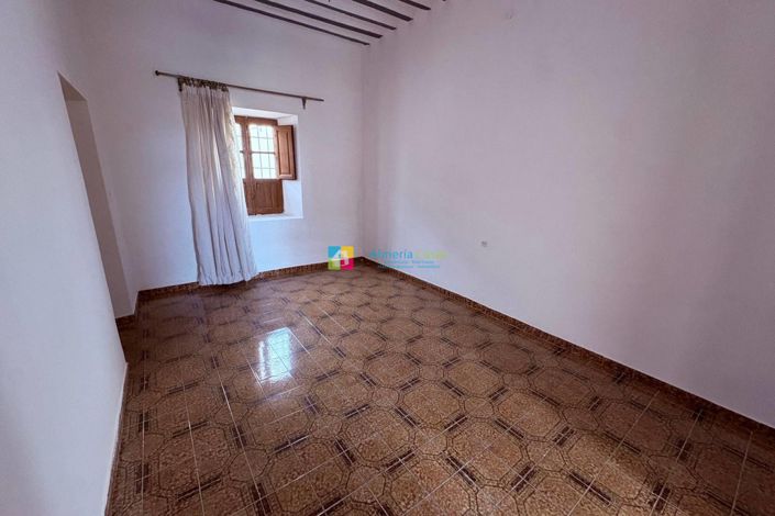 Image No.21-6 Bed Townhouse for sale