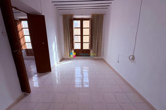 Image No.24-6 Bed Townhouse for sale