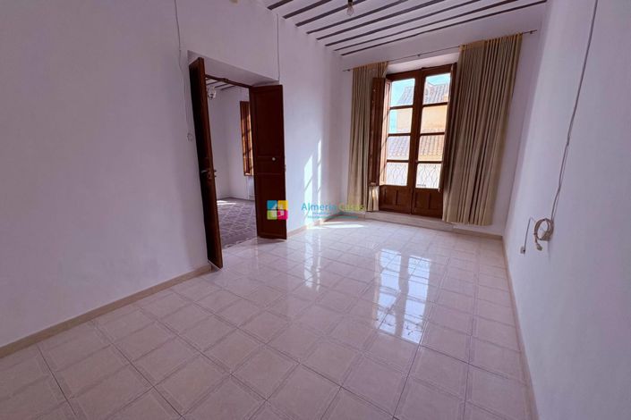 Image No.25-6 Bed Townhouse for sale