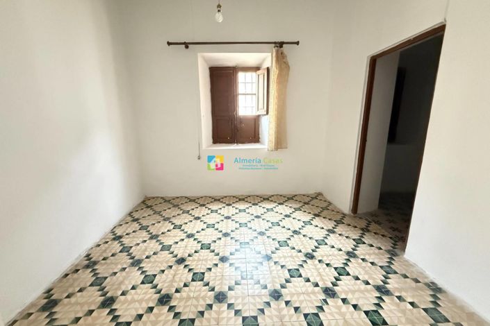 Image No.28-6 Bed Townhouse for sale