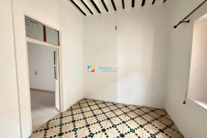 Image No.29-6 Bed Townhouse for sale