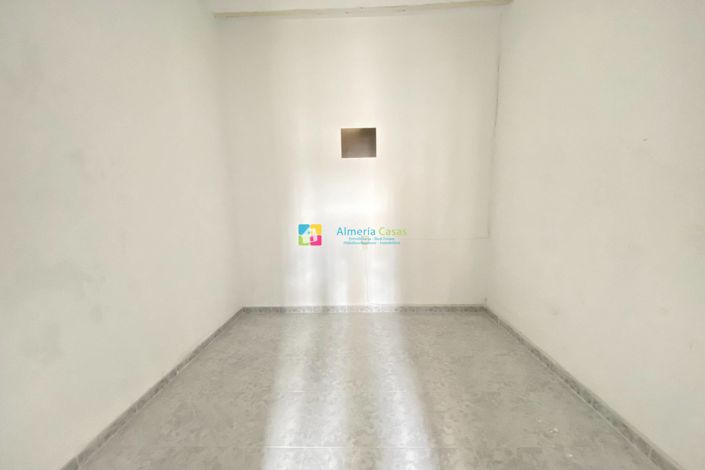 Image No.6-6 Bed Townhouse for sale