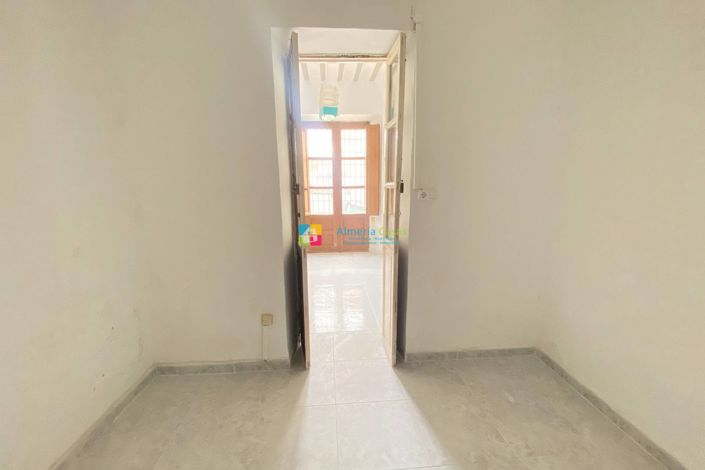 Image No.7-6 Bed Townhouse for sale