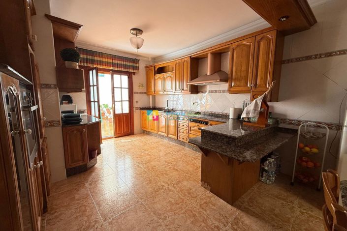 Image No.11-5 Bed Townhouse for sale