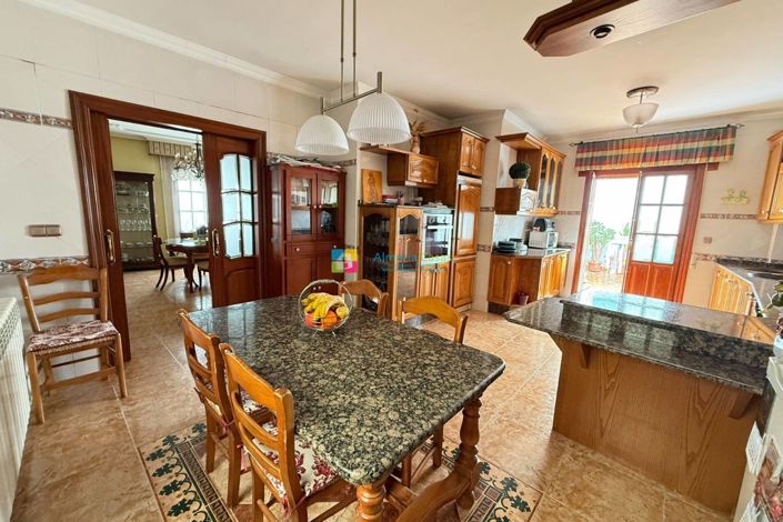 Image No.12-5 Bed Townhouse for sale