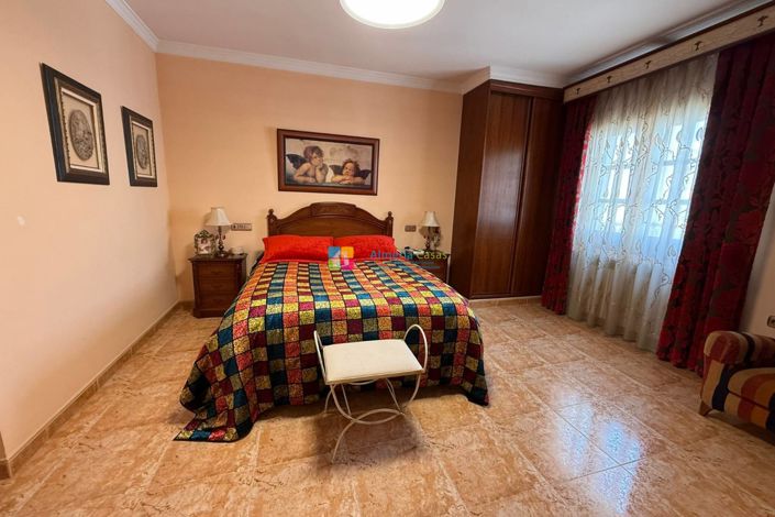 Image No.18-5 Bed Townhouse for sale