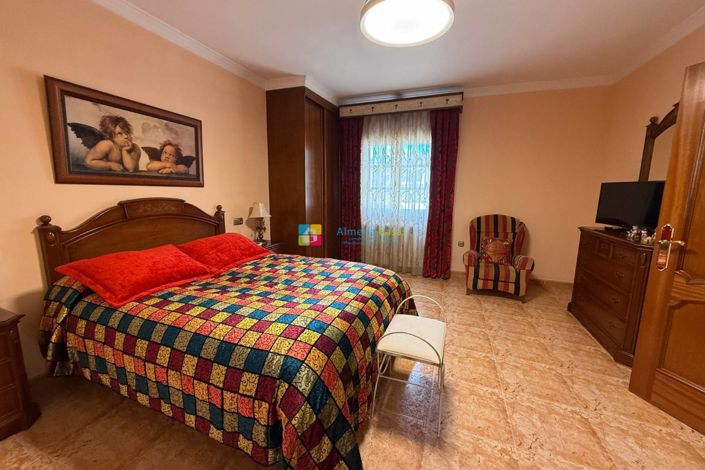 Image No.19-5 Bed Townhouse for sale