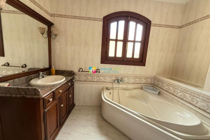 Image No.22-5 Bed Townhouse for sale