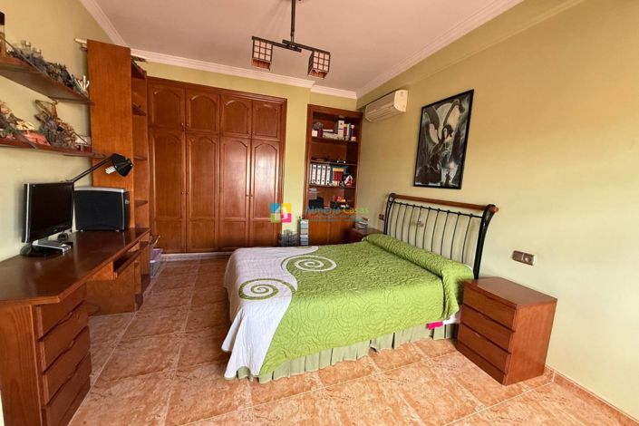 Image No.25-5 Bed Townhouse for sale