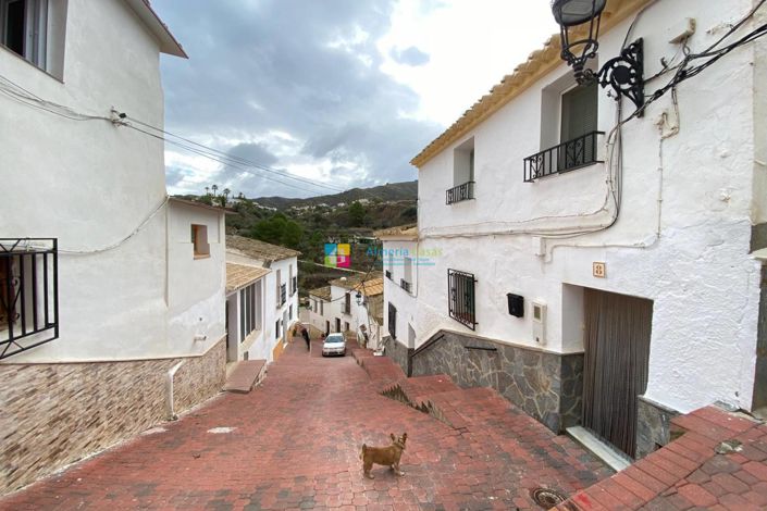 Image No.2-8 Bed Townhouse for sale