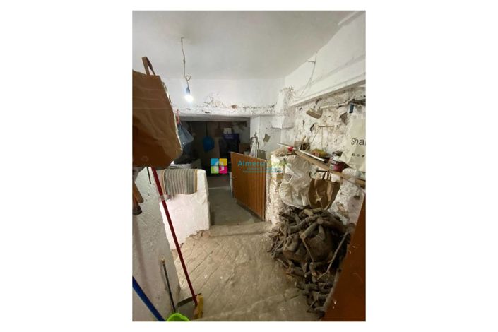 Image No.9-8 Bed Townhouse for sale