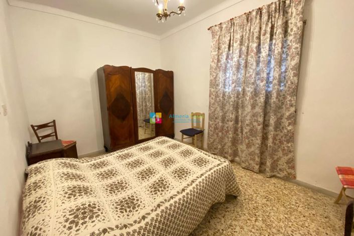 Image No.30-8 Bed Townhouse for sale