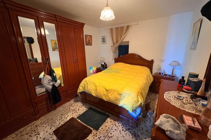 Image No.8-5 Bed Townhouse for sale