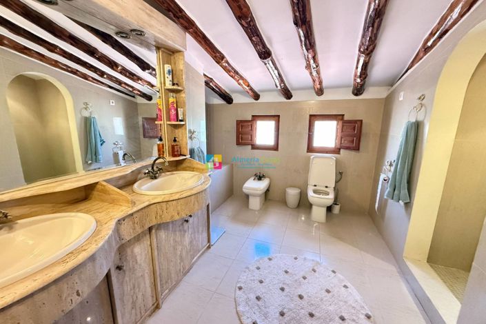 Image No.35-5 Bed Country House for sale