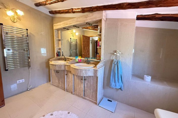 Image No.36-5 Bed Country House for sale