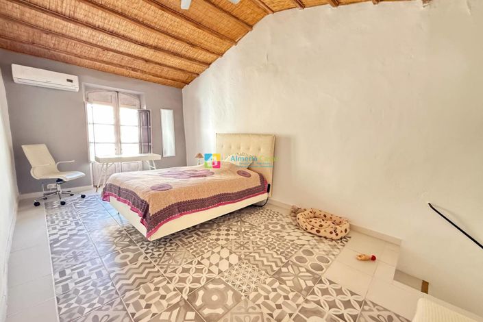 Image No.22-5 Bed Townhouse for sale