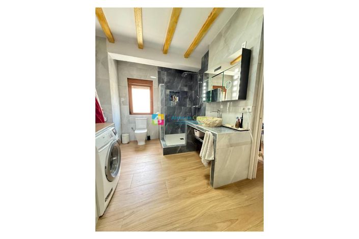 Image No.24-6 Bed Townhouse for sale