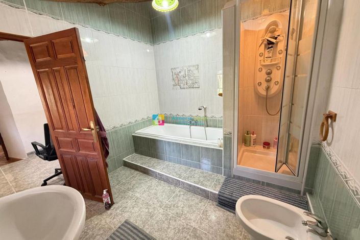 Image No.15-4 Bed Country House for sale