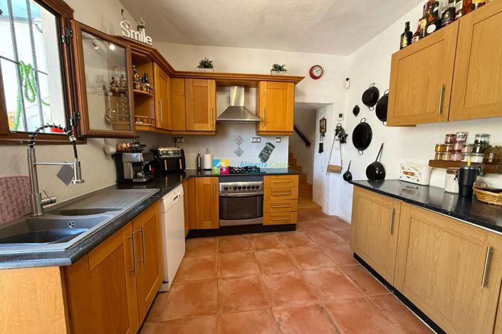 Image No.17-5 Bed Townhouse for sale
