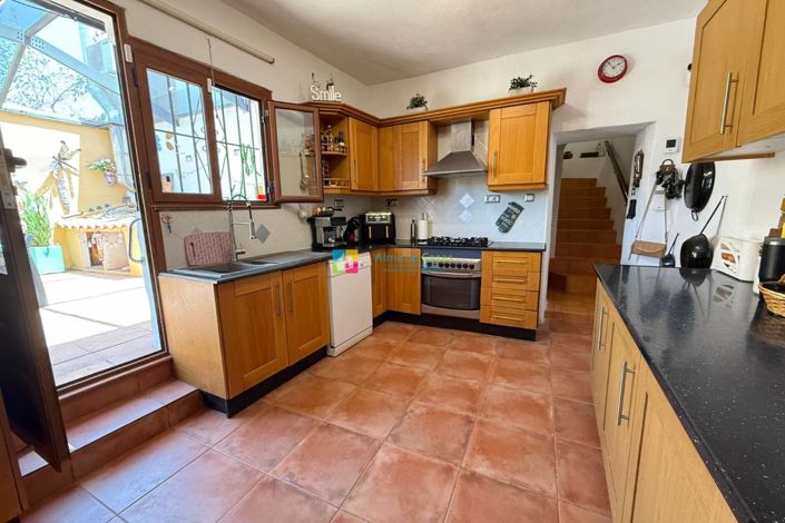 Image No.18-5 Bed Townhouse for sale