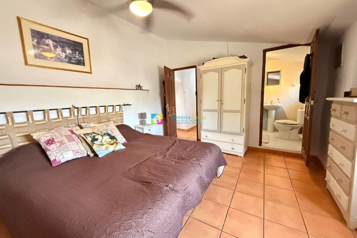 Image No.25-5 Bed Townhouse for sale