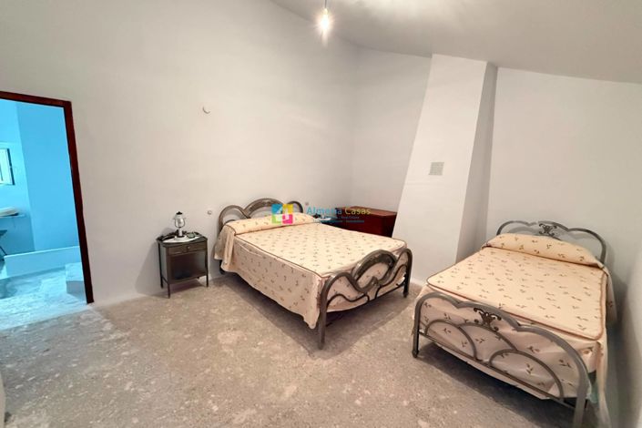 Image No.18-3 Bed Country House for sale