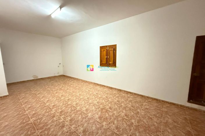 Image No.19-5 Bed Townhouse for sale