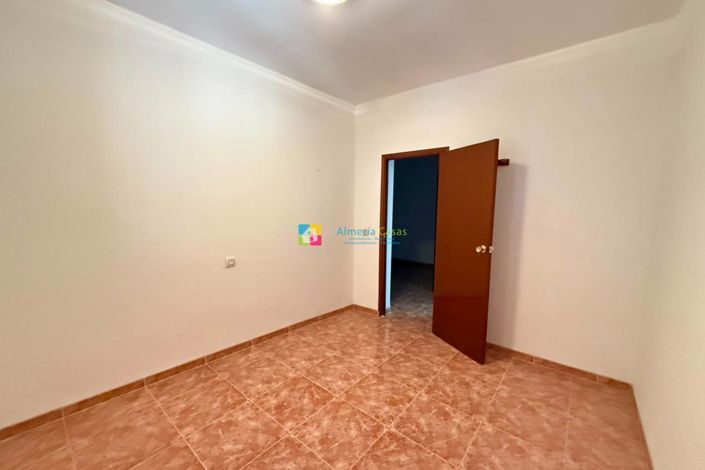 Image No.21-5 Bed Townhouse for sale