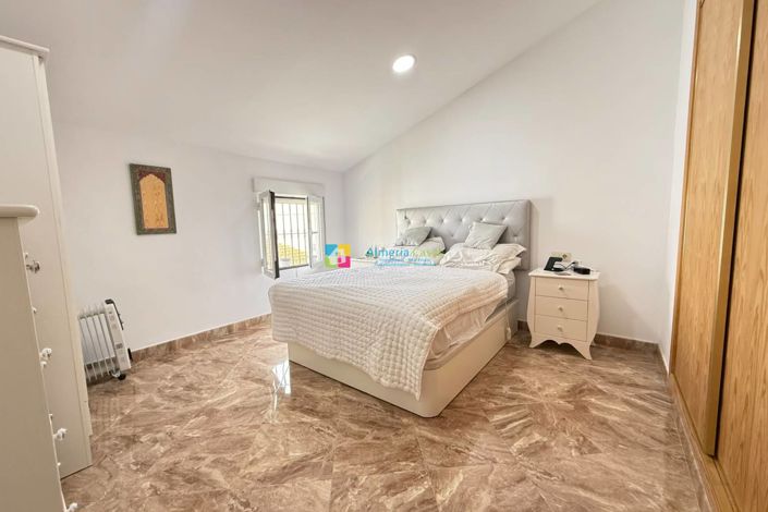 Image No.21-4 Bed Townhouse for sale
