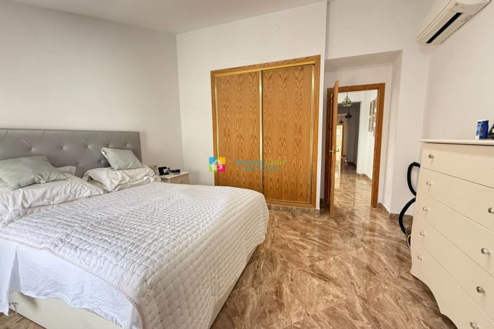 Image No.22-4 Bed Townhouse for sale