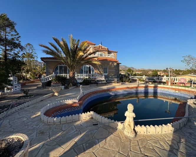 Image No.1-6 Bed Villa for sale