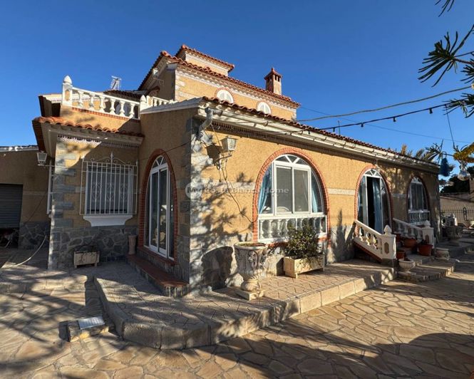 Image No.2-6 Bed Villa for sale