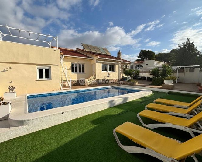 Image No.1-6 Bed Property for sale
