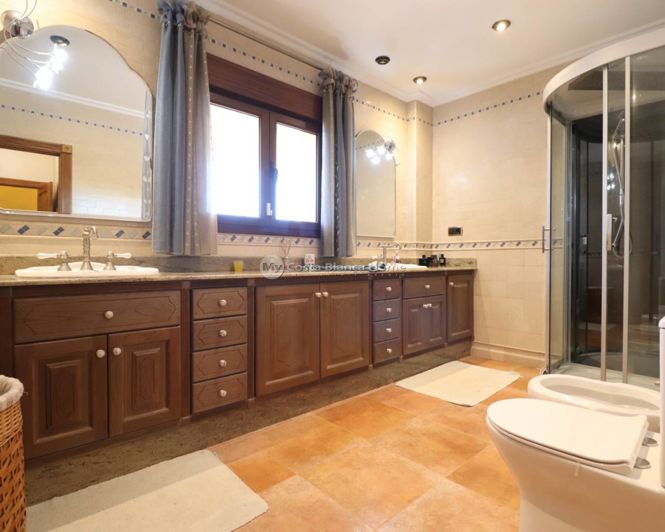 Image No.23-6 Bed Country House for sale