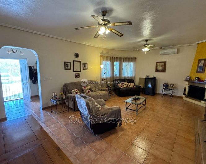 Image No.11-3 Bed Country House for sale