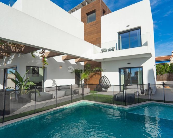 Image No.1-4 Bed Villa for sale