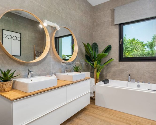 Image No.37-5 Bed Villa for sale