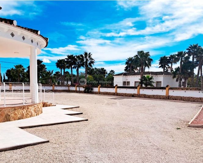 Image No.14-3 Bed Country House for sale