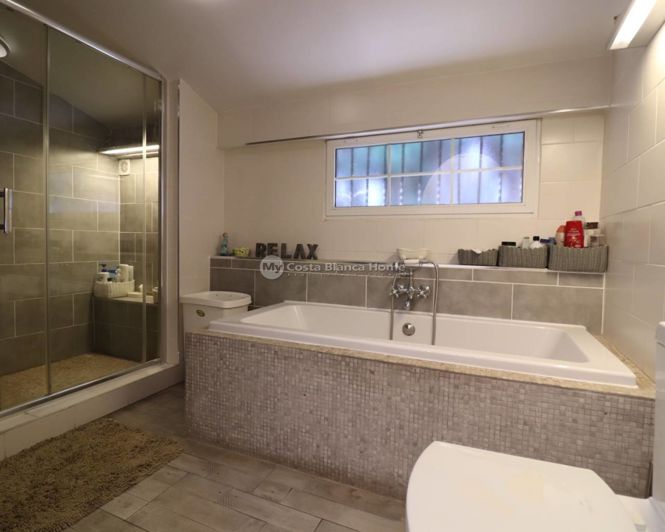 Image No.20-6 Bed Country House for sale