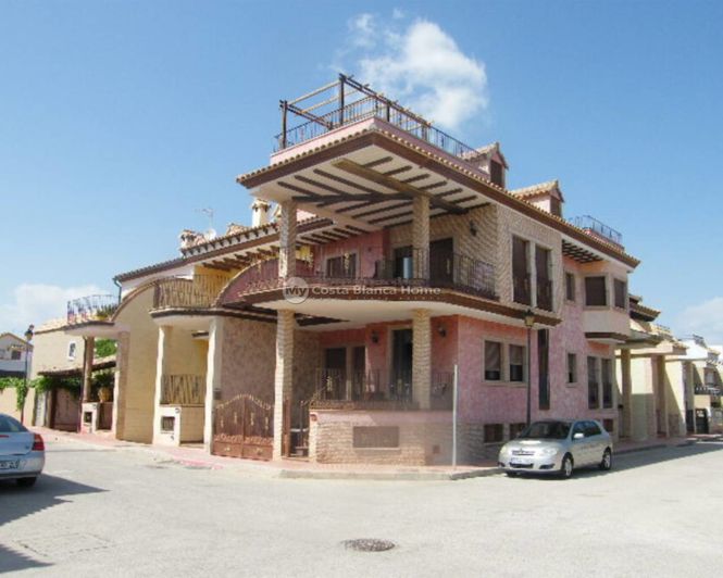 Image No.1-5 Bed Townhouse for sale