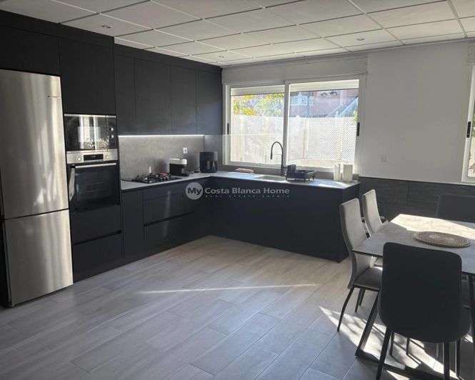 Image No.8-5 Bed Townhouse for sale