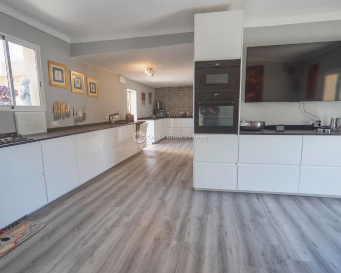 Image No.7-6 Bed Country House for sale