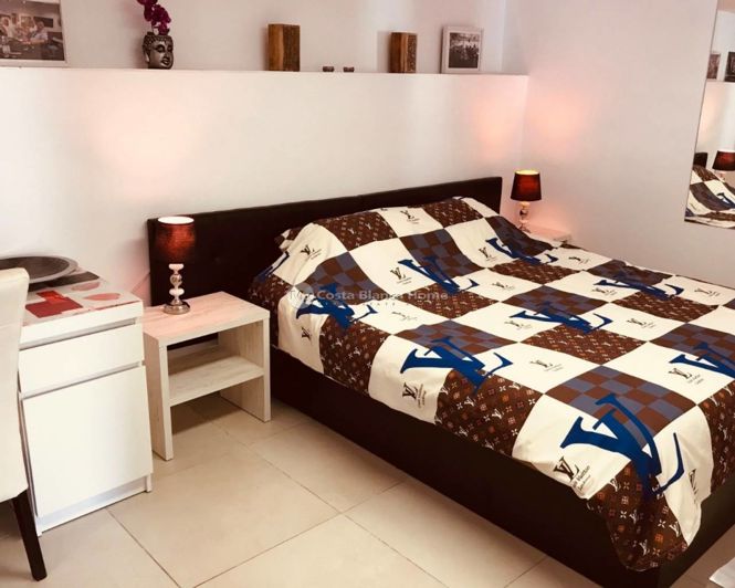 Image No.22-6 Bed Property for sale