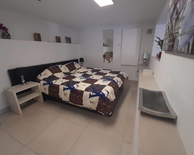 Image No.31-6 Bed Property for sale