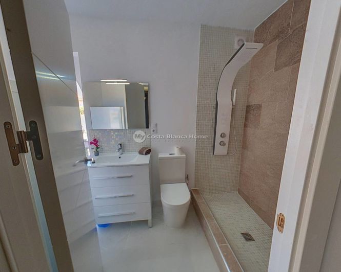 Image No.42-6 Bed Property for sale