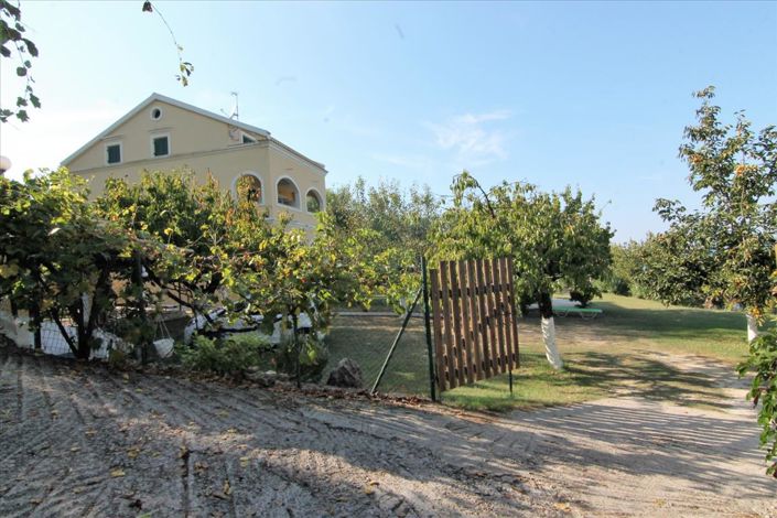 Image No.28-Un hôtel à vendre à Karousades