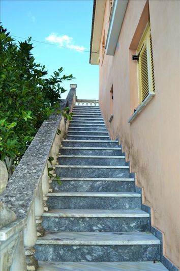 Image No.9-6 Bed Property for sale