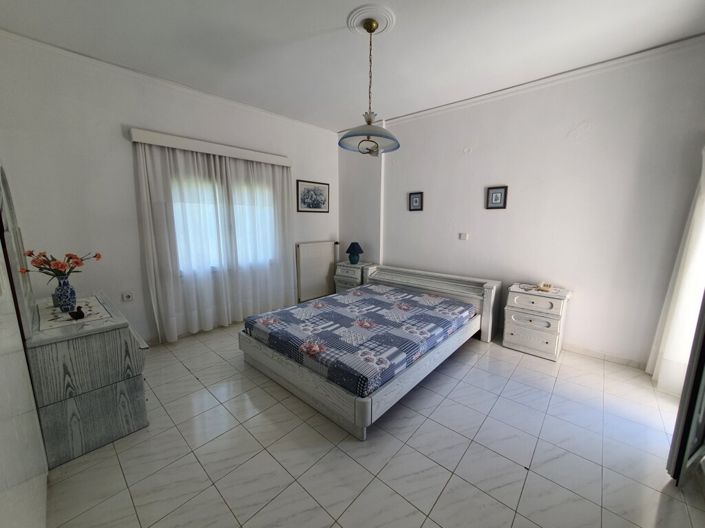 Image No.12-4 Bed Property for sale