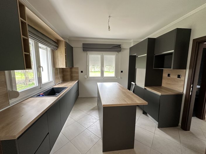 Image No.11-5 Bed Property for sale